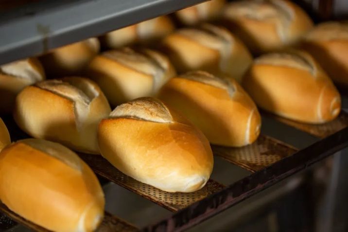 Dona Deôla, que está há 28 anos no mercado de panificação na capital paulista, vende cerca de 400 mil pães franceses por mês / Rodolfo Regini