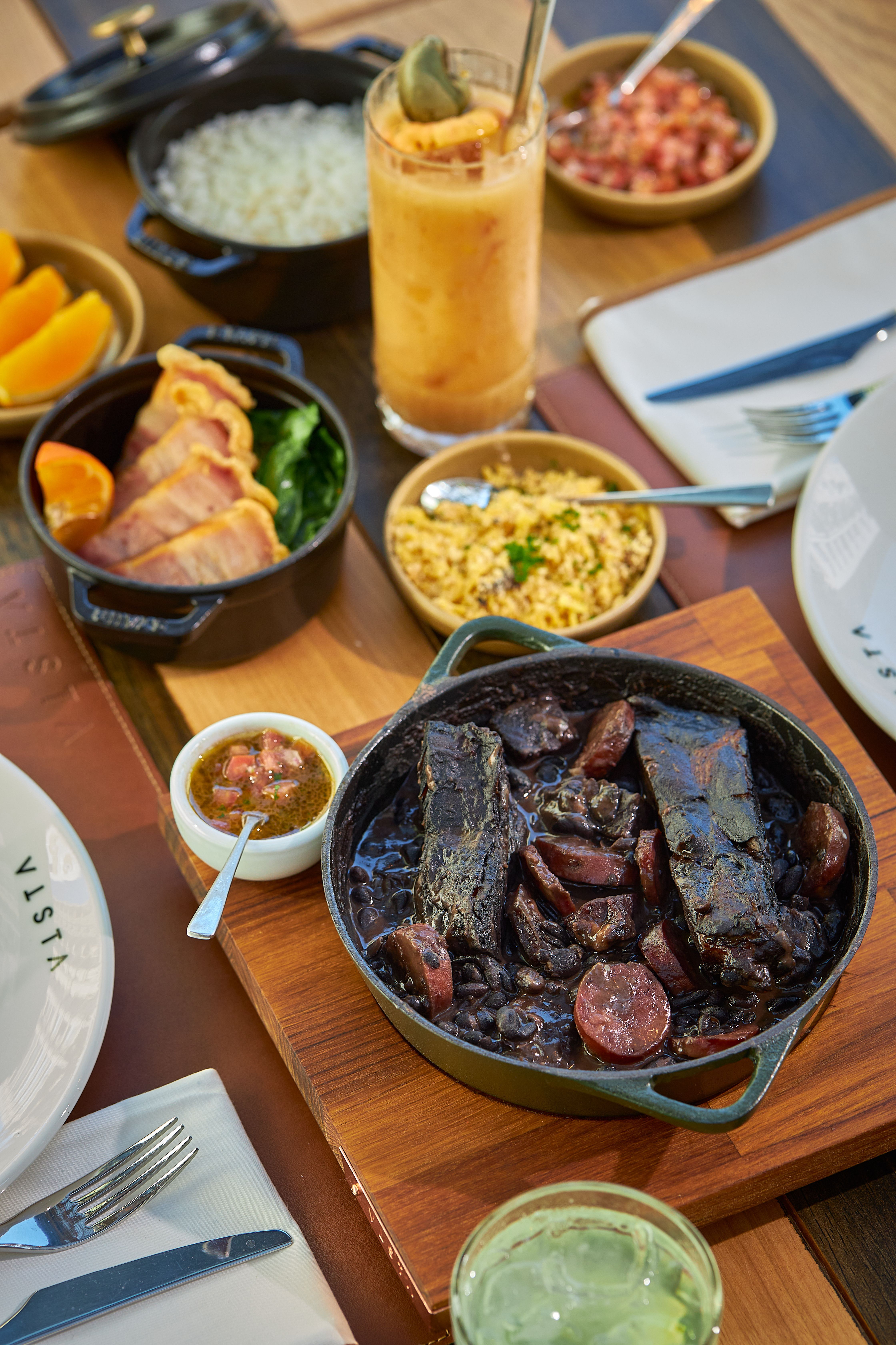 Feijoada chega acompanhada de arroz, couve, laranja, farofa e vinagrete / Rodolfo Regini
