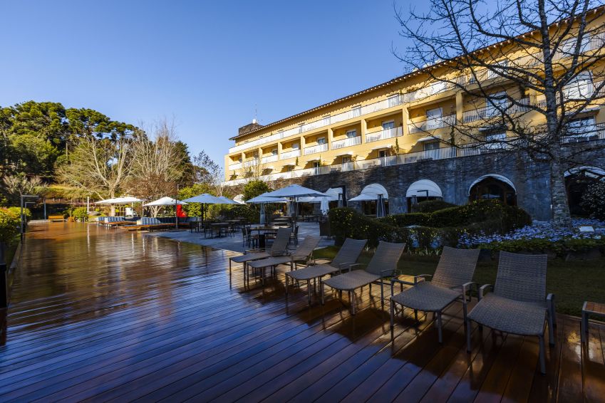 Área externa do Grande Hotel Campos do Jordão, que possui até vinhedo e mirante dentro da propriedade / Divulgação