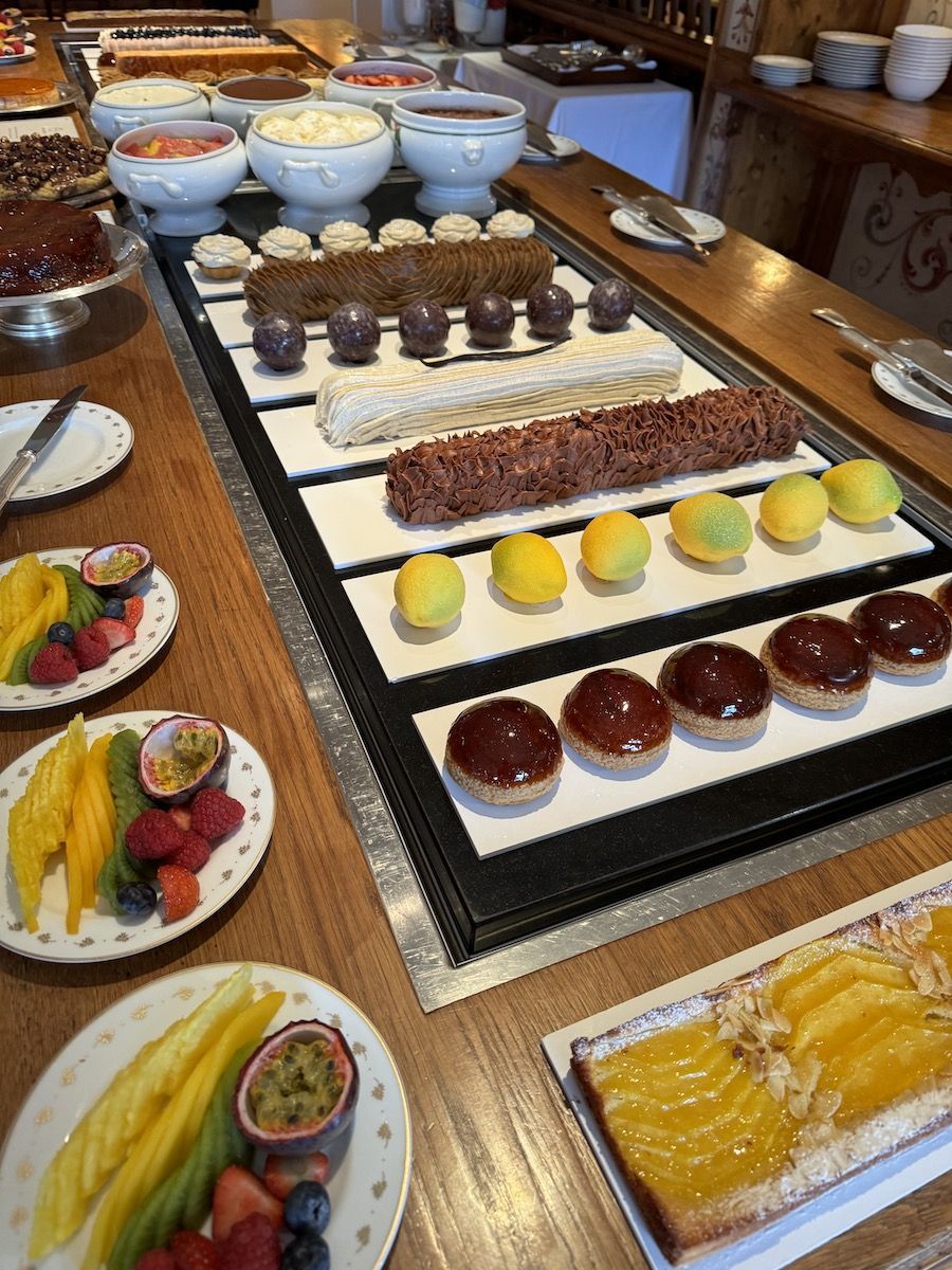 La Table des Airelles serve café da manhã, almoço e jantar caprichado em forma de buffet / Daniela Filomeno