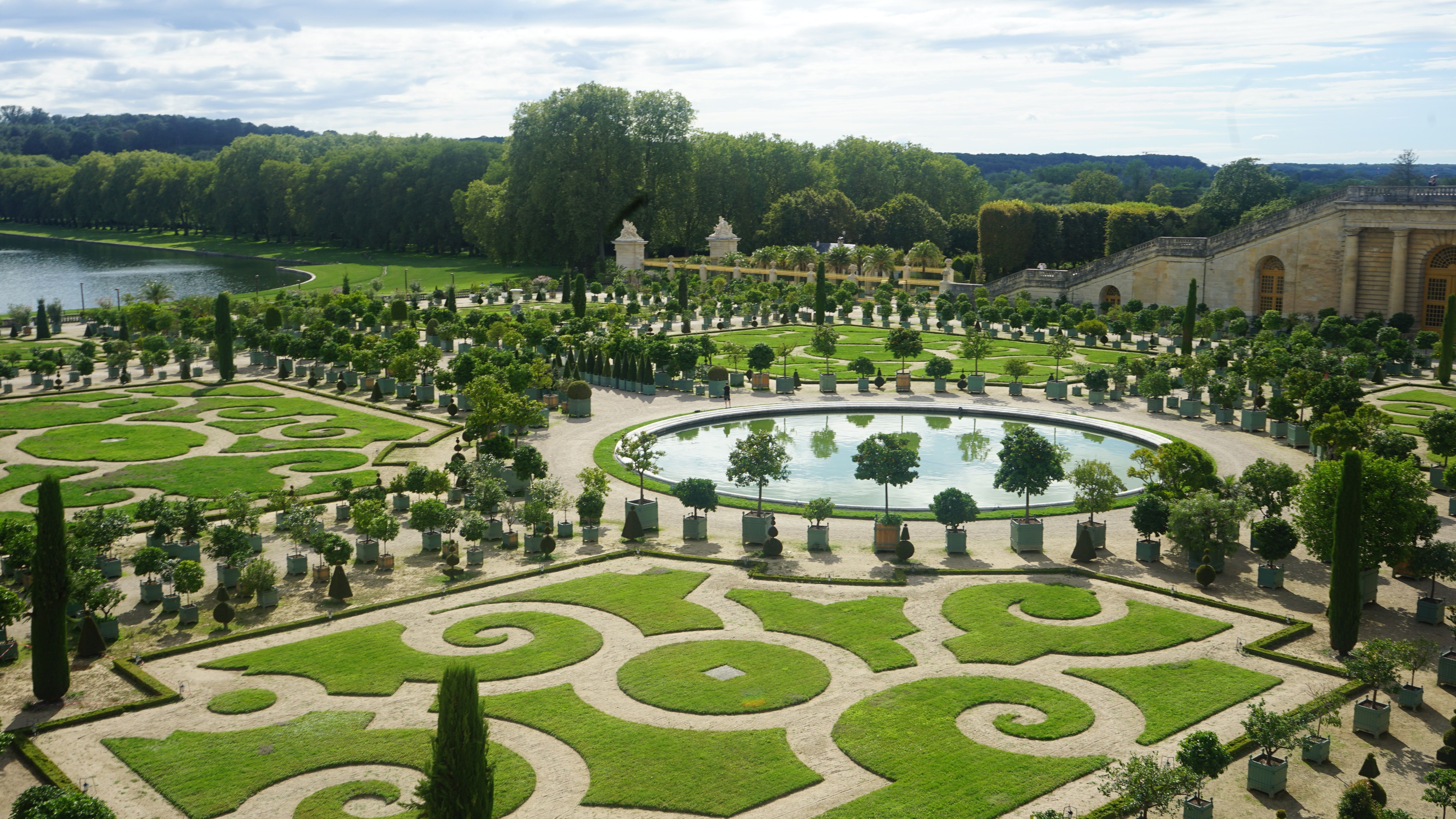 A França oferece aos residentes numerosos benefícios sociais, juntamente com oportunidades memoráveis como visitar seus jardins / Unsplash