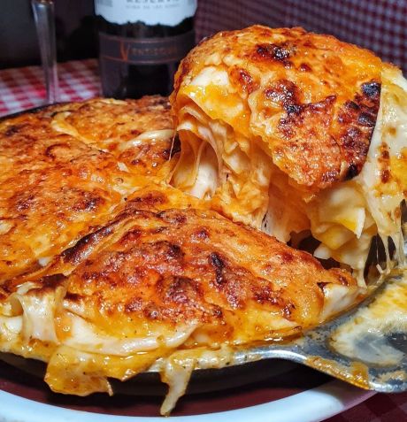 Lasanha à Baviera é assada em forno a lenha e chega à mesa borbulhando / Caroline Grimm