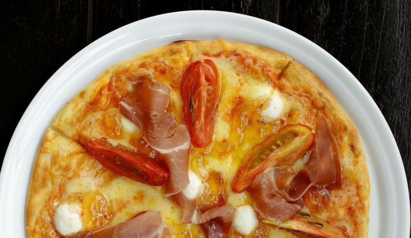 Pizza Marmi da Piola vem com muçarela, presunto cru italiano, tomate pré-assado, queijo de cabra e geleia de pimenta / Divulgação