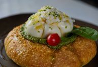 Descubra a diferença entre stracciatella, burrata e outros queijos que conquistaram os menus