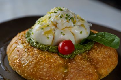 Schiacciata com pesto, sugo e burrata caseira do paulistano Modern Mamma Osteria, a entrada mais pedida da casa