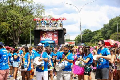 Foliões no desfile do Monobloco no Ibirapuera no Carnaval de Rua de SP de 2023