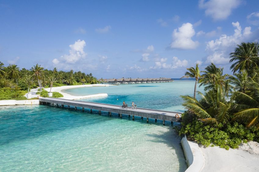 O resort fica em duas ilhas gêmeas ligadas por essa pequena ponte da foto / Divulgação