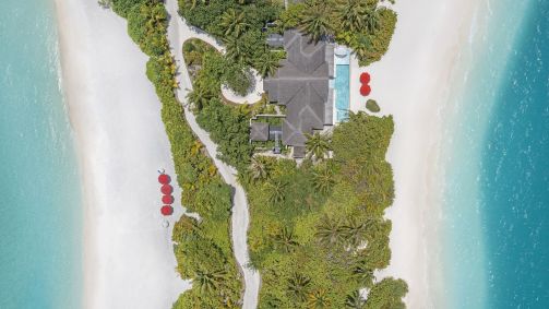 Vista aérea de um pavilhão com dois quartos e piscina privativa pé na areia