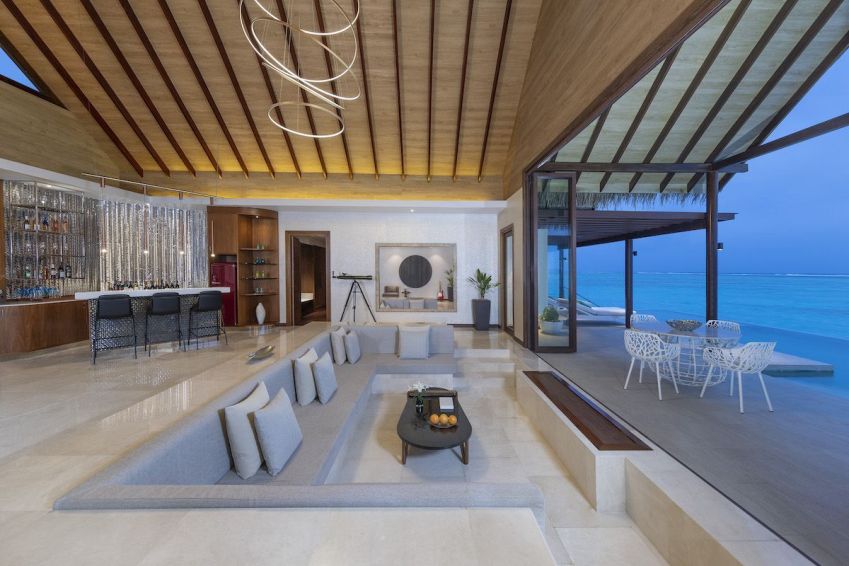 Sala da vila overwater com dois quartos, piscina privativa, jacuzzi e deck / Divulgação