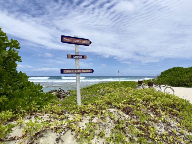 Vista para a praia com ondas do Niyama / Tina Bini