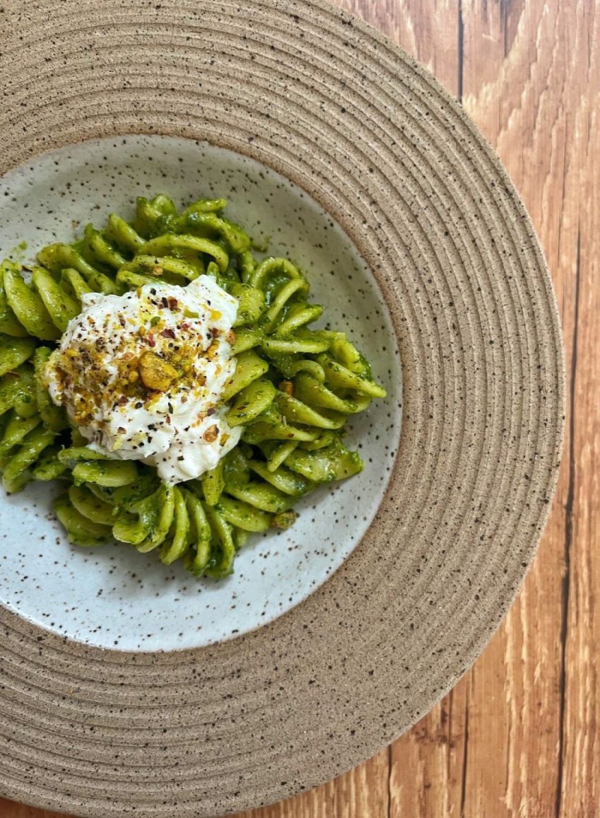Fusillone, pesto da casa, straciatella, pistache e pangrattato do restaurante Elea Forneria, na Zona Norte de São Paulo / Divulgação