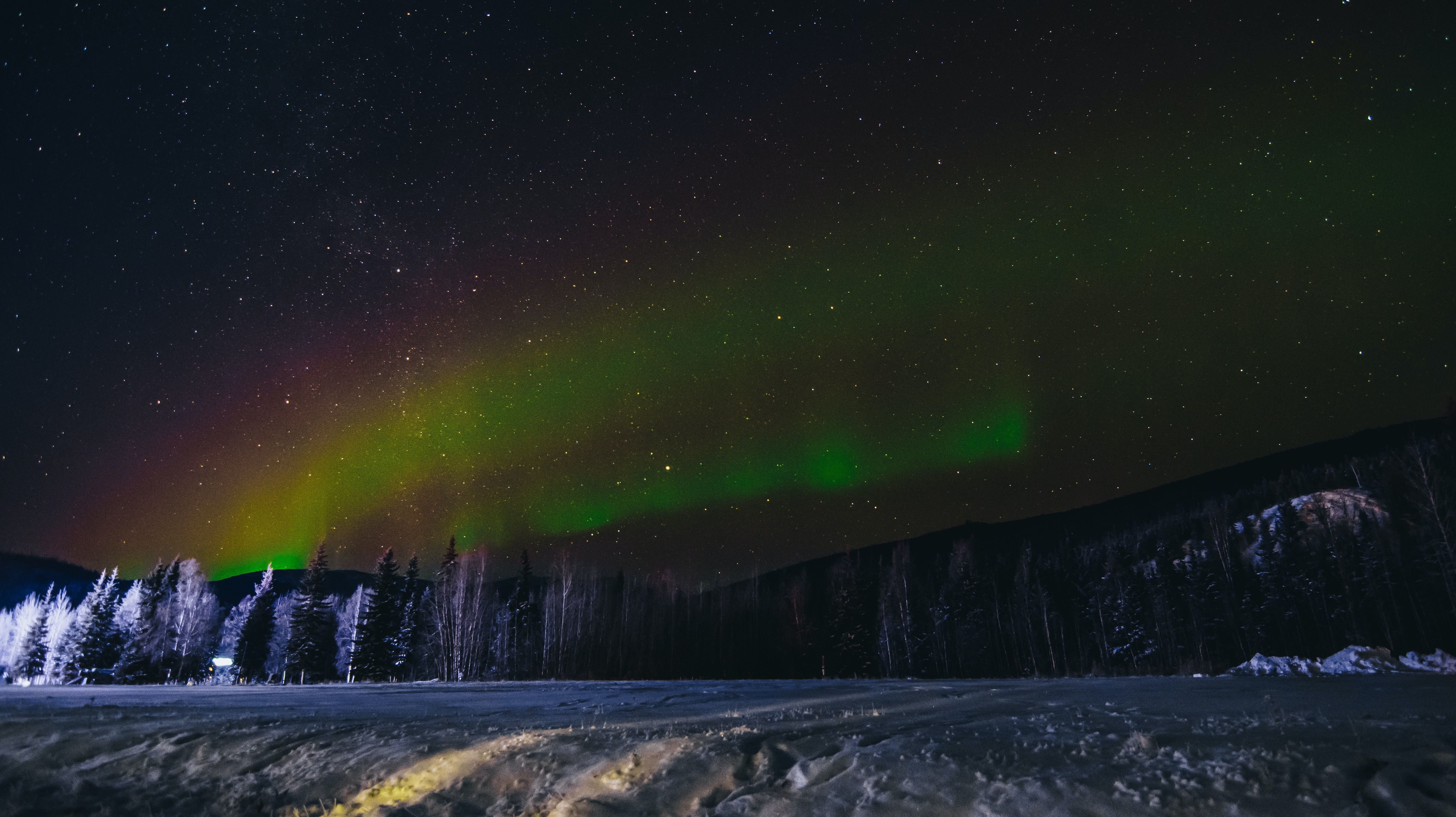No estado do Alasca, ao sul do Círculo Polar Ártico está a cidade de Fairbanks, onde acontece o fenômeno da noite polar / Unsplash