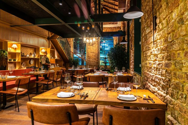 Ambiente interno do restaurante Quinta da Henriqueta / Tomás Vélez