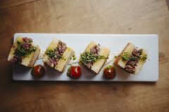 Sanduíche de tartar de filet mignon com pistache e manteiga queimada