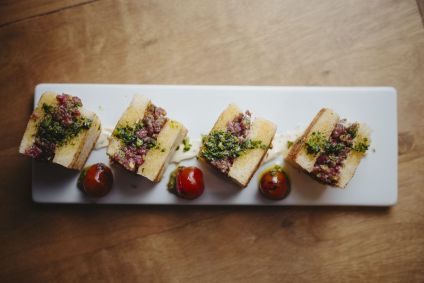 Sanduíche de tartar de filet mignon com pistache e manteiga queimada
