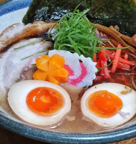 Tonkotsu Ramen tem um caldo potente preparado ao longo de 12 a 15 horas / Caroline Grimm