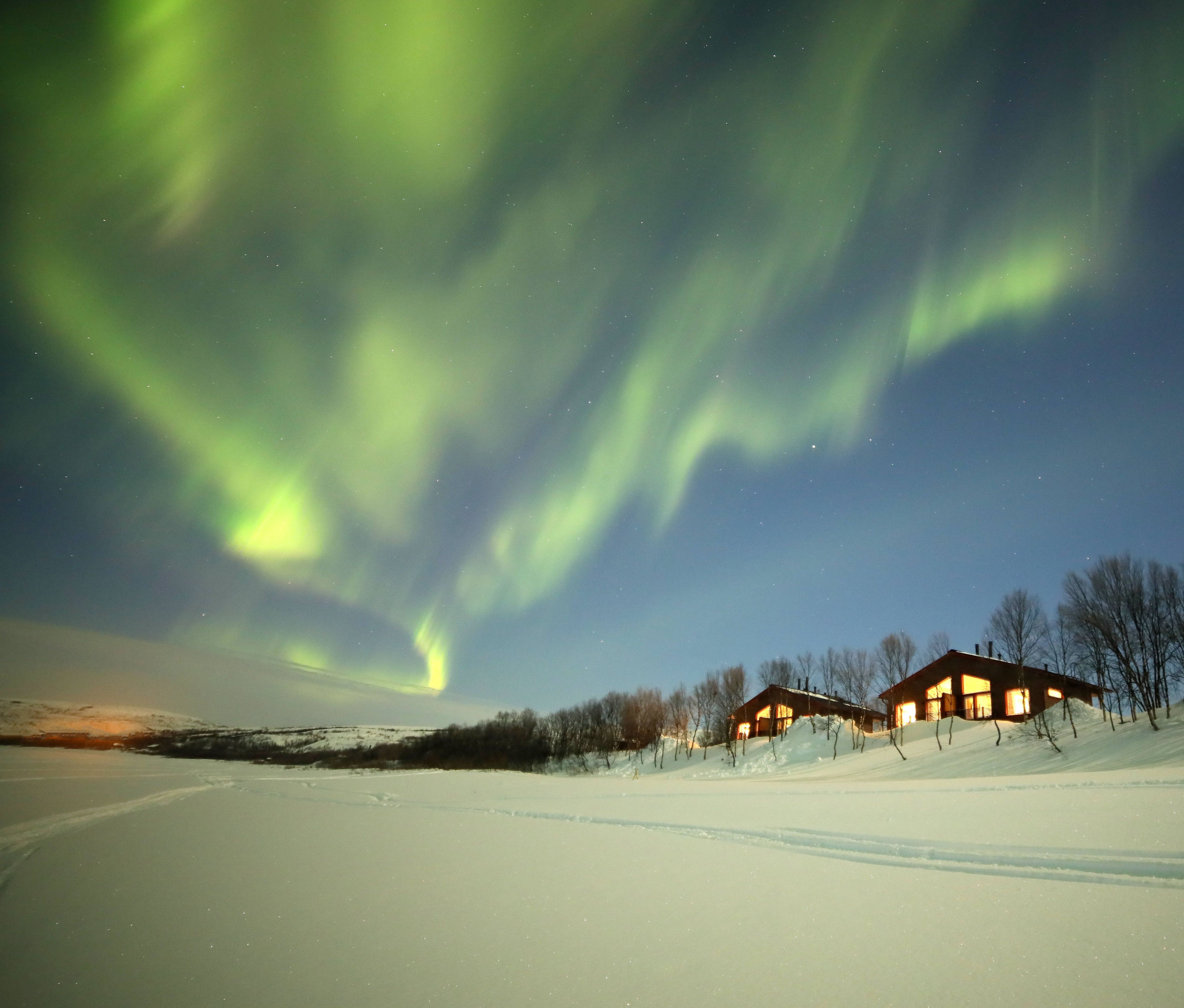 Lagos, trilhas e avistamento da aurora boreal compõem a experiência em Nuorgam, na Finlândia / Divulgação Booking.com