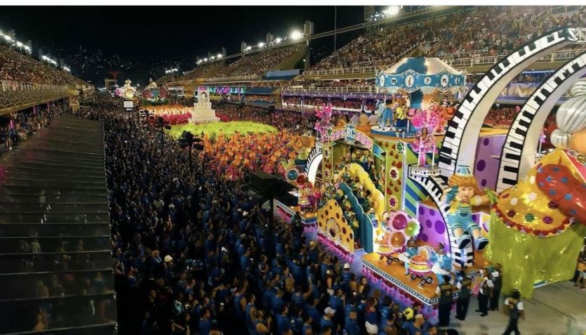 Camarote Arpoador fica nos setores 3 e 5 da Marquês de Sapucaí e reunirá atrações como Ferrugem, Péricles e Simone Mendes / Reprodução/Instagram