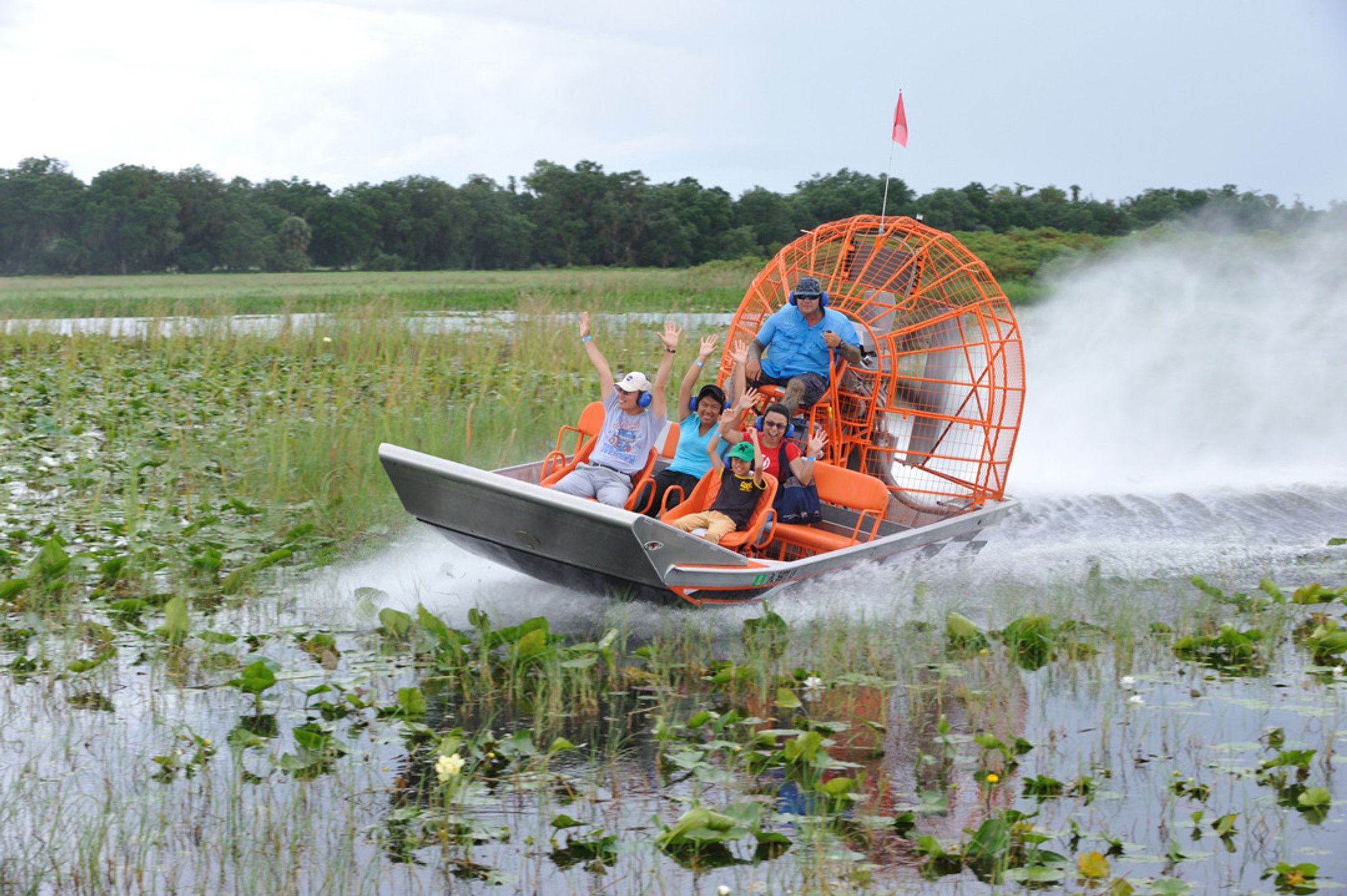Passeios em aerobarco no Boggy Creek podem chegar a 72 km/h / Divulgação/Boggy Creek Airboat Adventures