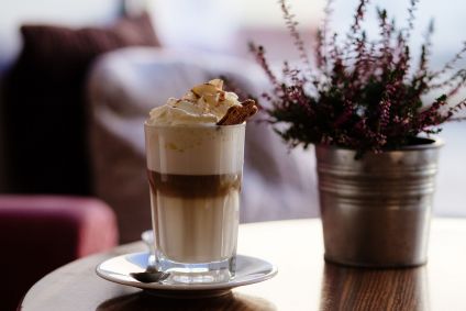 Aprenda a preparar drinques refrescantes sem álcool e com café