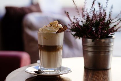 Aprenda a preparar drinques refrescantes sem álcool e com café