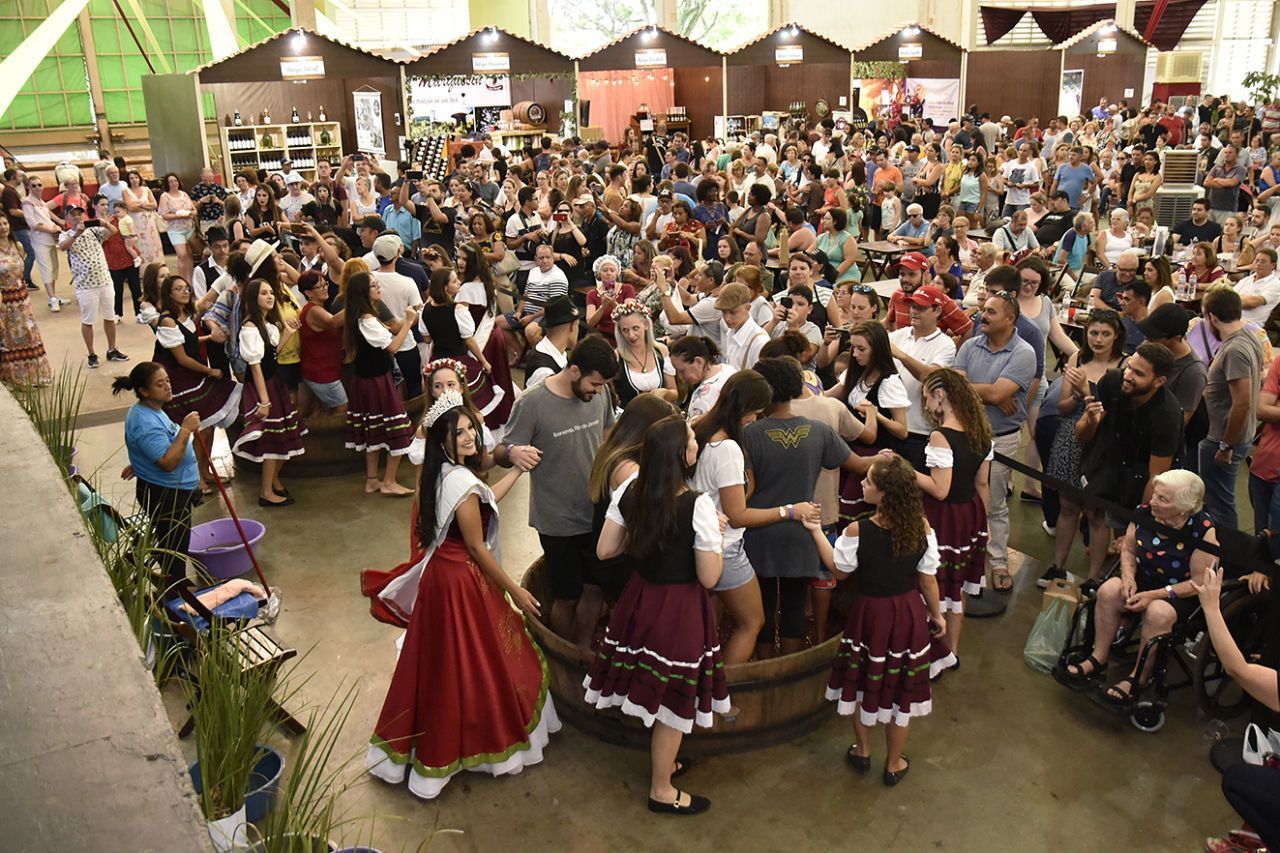 Cerimônia da pisa da uva na Festa da Uva de Jundiaí de 2023 • Divulgação