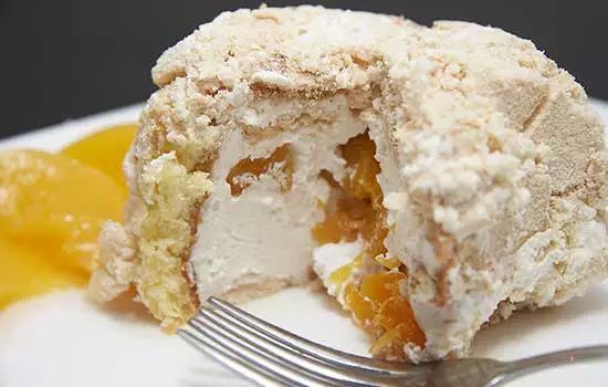 Chajá é espécie de bolo coberto com merengue, creme e pêssegos, podendo levar doce de leite / Divulgação/Chajá Bistró