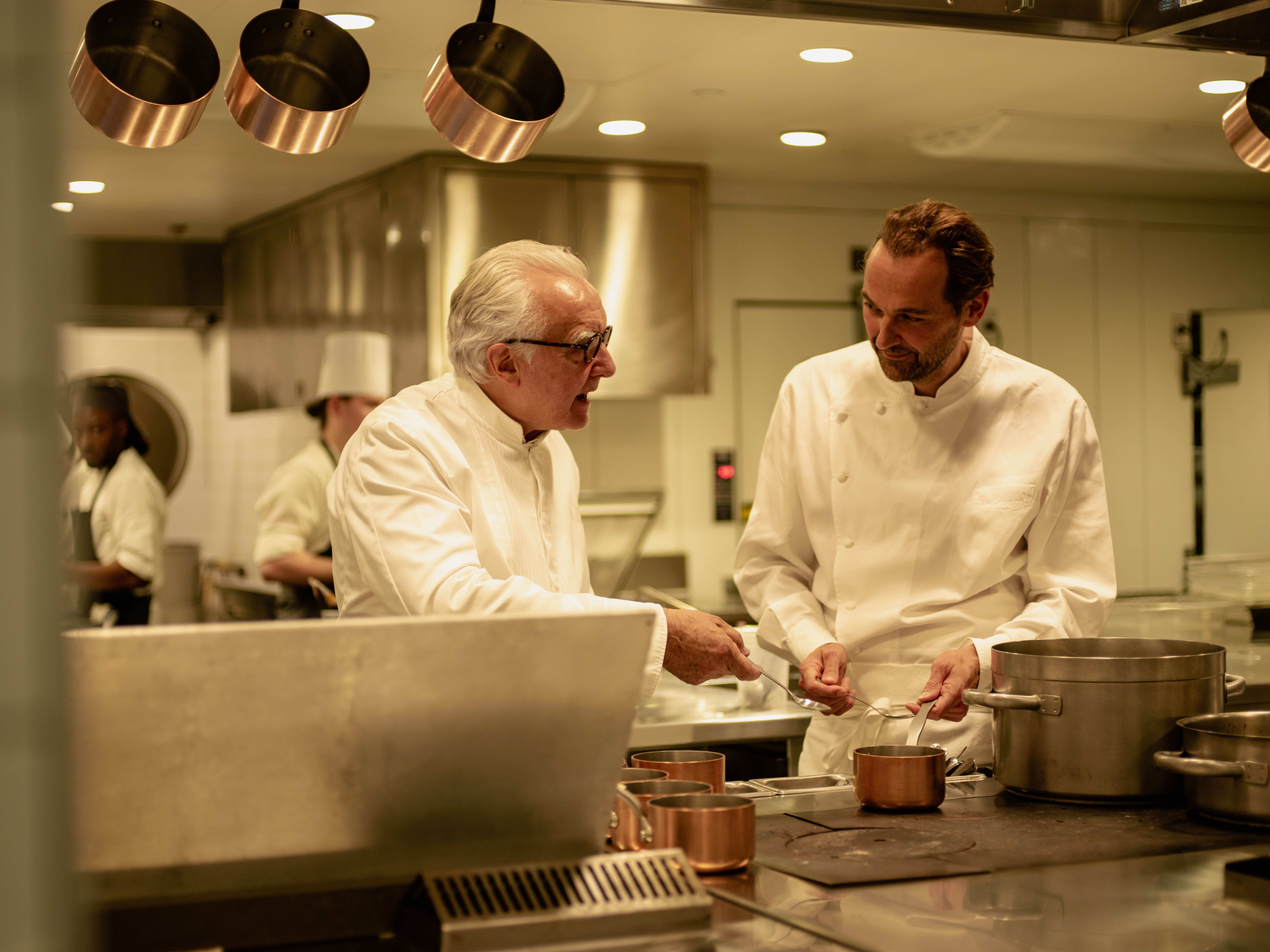 Alain Ducasse e Daniel Humm na cozinha do Eleven Madison Park, em Nova York