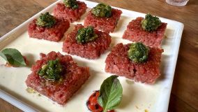 Bocconcini di Riso, pequenos &quot;quadradinhos&quot; de arroz de risoto dourados com beterraba e fonduta de queijo pecorino e pesto