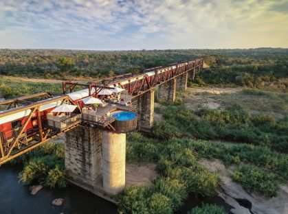 O Kruger Shalati é um hotel de luxo composto por vagões renovados em uma ponte histórica no meio do Parque Nacional Kruger, na África do Sul.