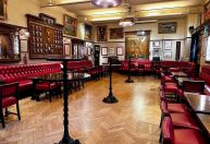 O pub mais exclusivo de Londres fica dentro de uma fortaleza de 900 anos