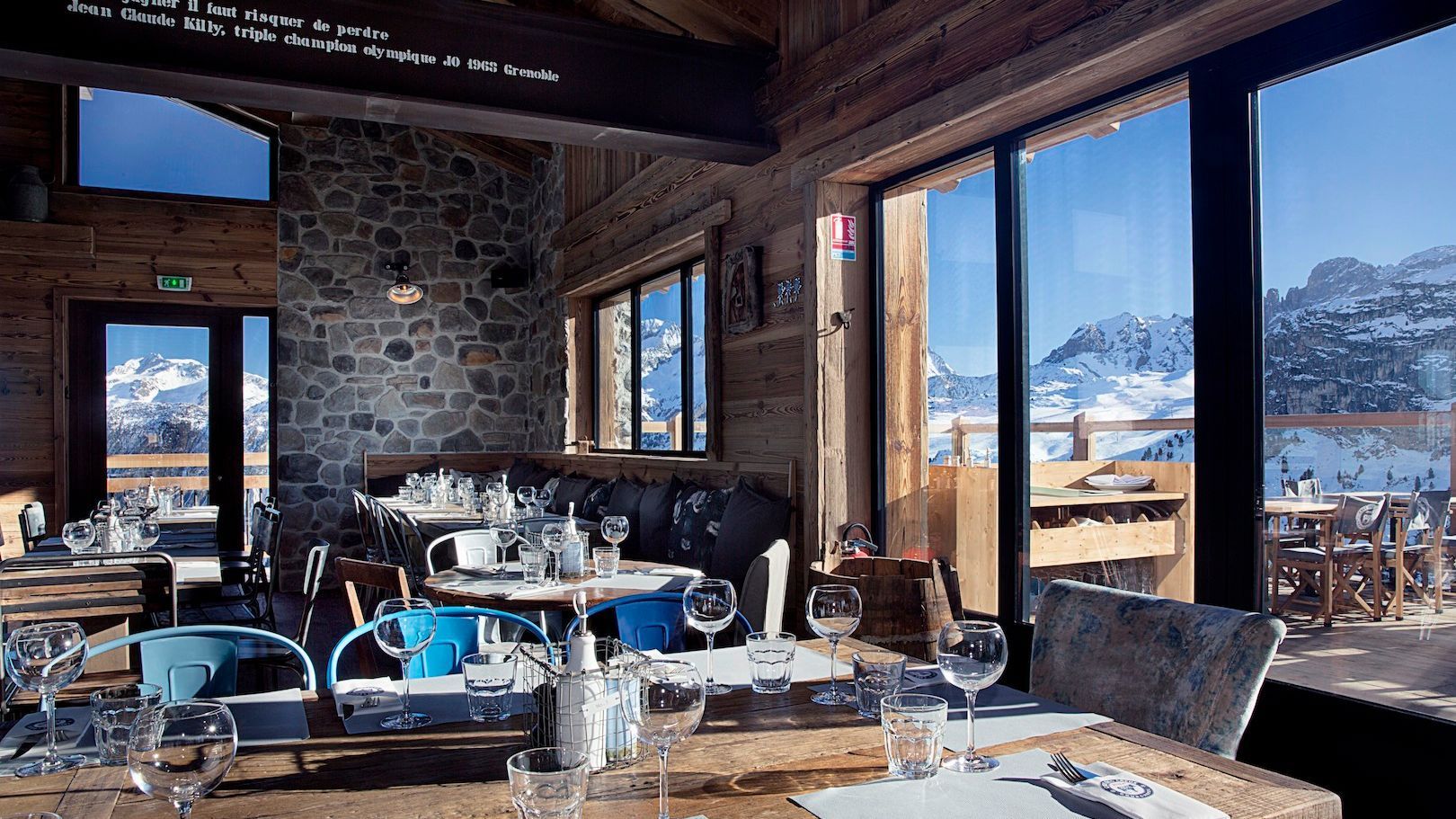 Interior do La Cave des Creux, aconchegante restaurante com cozinha internacional nas montanhas de Courchevel / Reprodução/Site