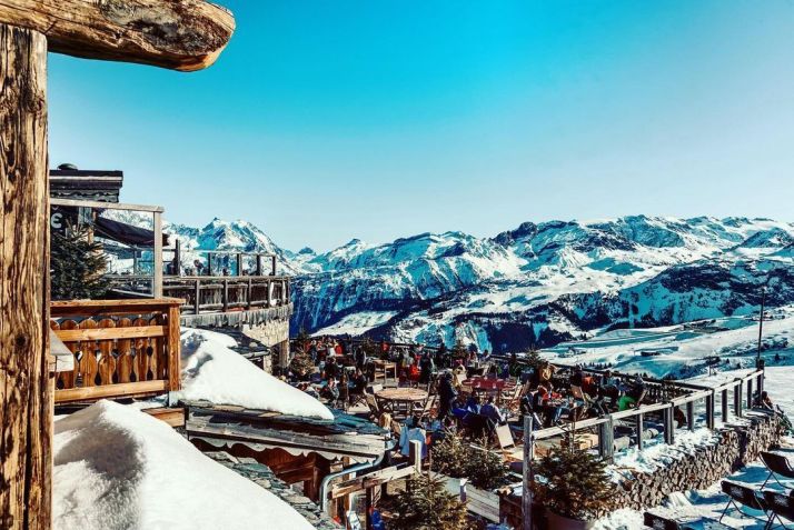 La Soucoupe é especializada em carnes na brasa e garante visuais privilegiadas das montanhas ao redor / Reprodução/Instagram