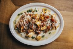 Parpadelle com ragu de linguiça toscana e gorgonzola