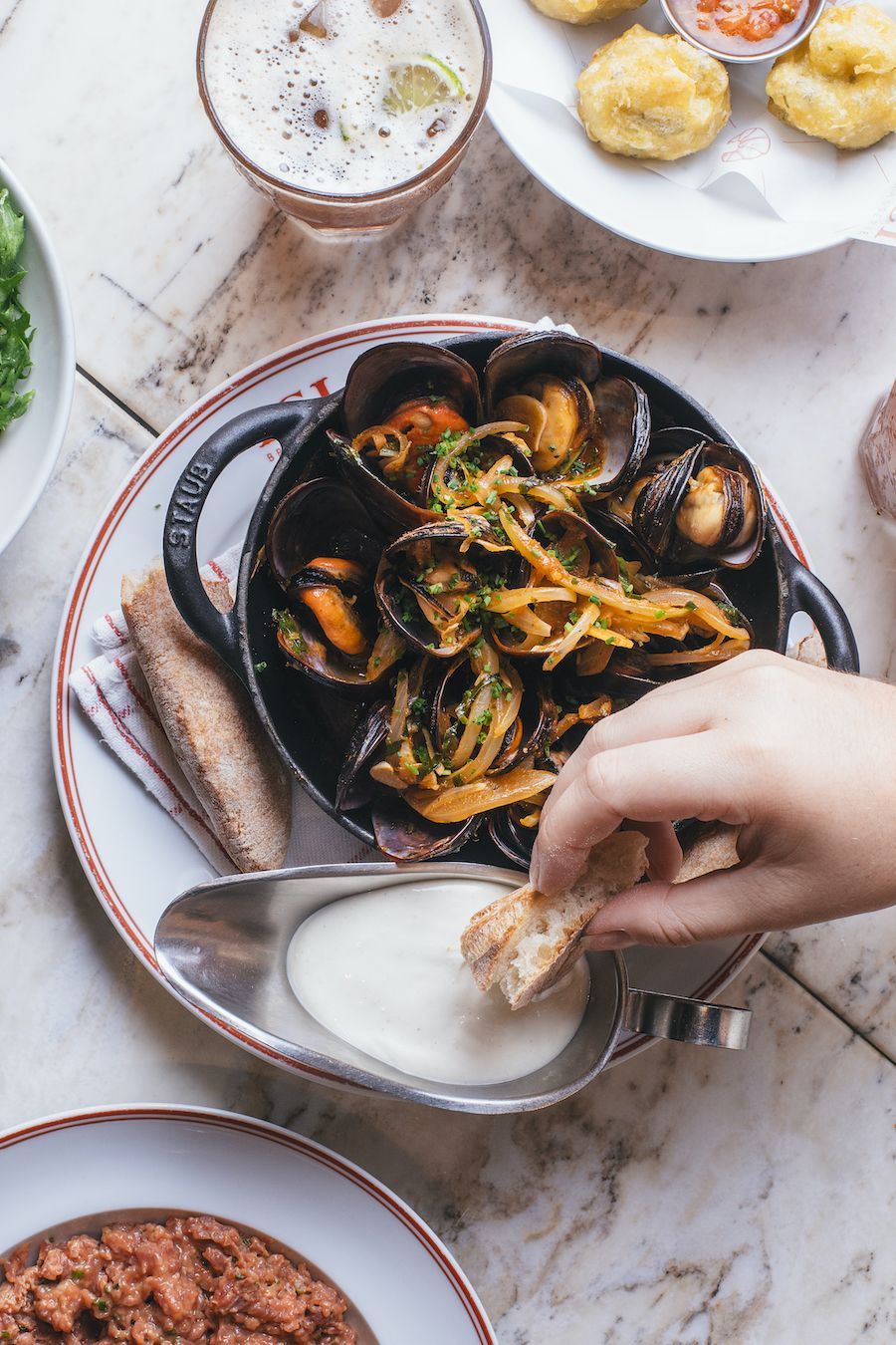 "Moules et frites" da ICI Brasserie, que leva sua gastronomia francesa descomplicada para Alphaville / Divulgação