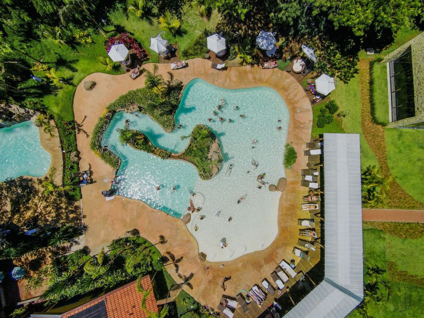 Uma das 8 piscinas do Santa Clara Eco Resort, em Dourado, com infraestrutura de primeira para famílias / Divulgação