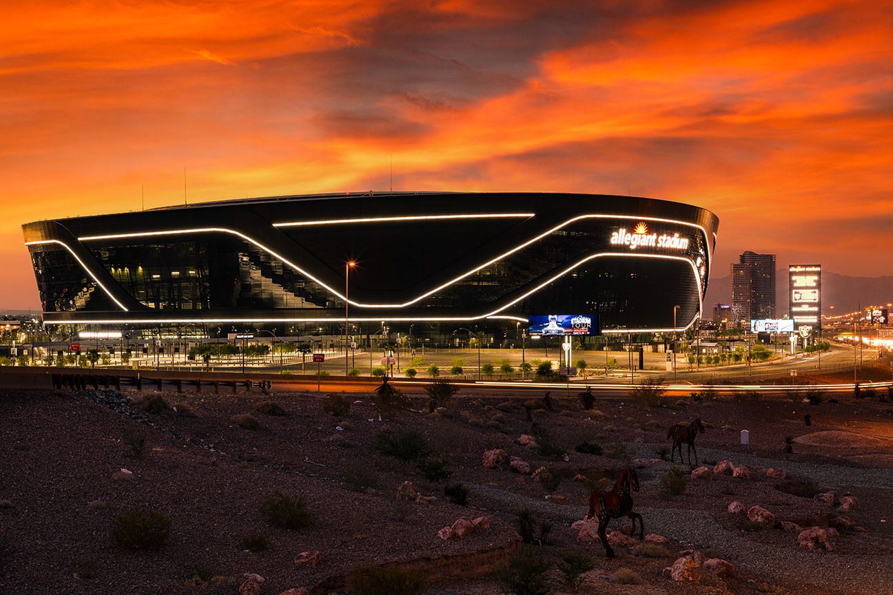 Vista externa do Allegiant Stadium, em Las Vegas, no pôr do sol