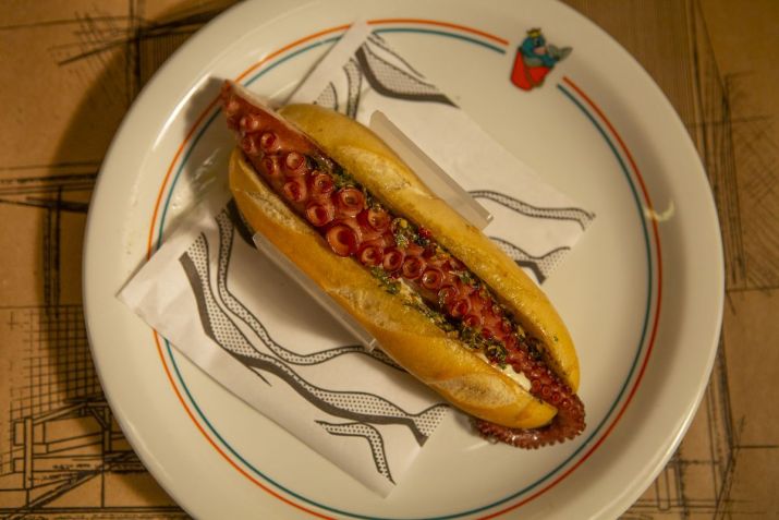 Choripolvo, sanduíche na baguete francesa recheada com tentáculo de polvo na chapa, chimichurri e aïoli / Gabriela Batista