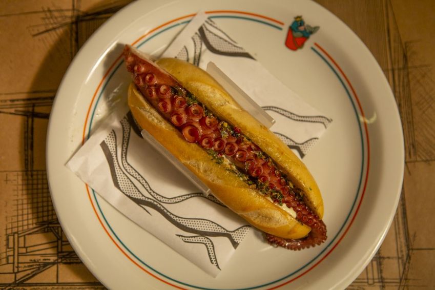 Choripolvo, sanduíche na baguete francesa recheada com tentáculo de polvo na chapa, chimichurri e aïoli / Gabriela Batista