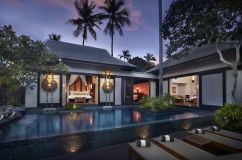 Detalhes da piscina privativa e do quarto de uma das villas do Anantara Mai Khao Phuket Villas, na Tailândia