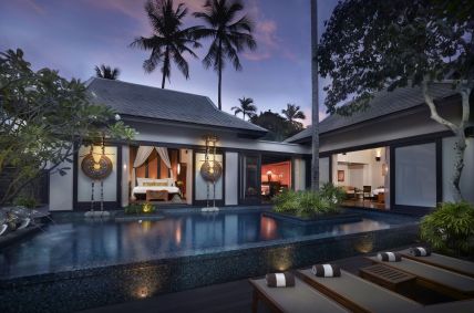 Detalhes da piscina privativa e do quarto de uma das villas do Anantara Mai Khao Phuket Villas, na Tailândia