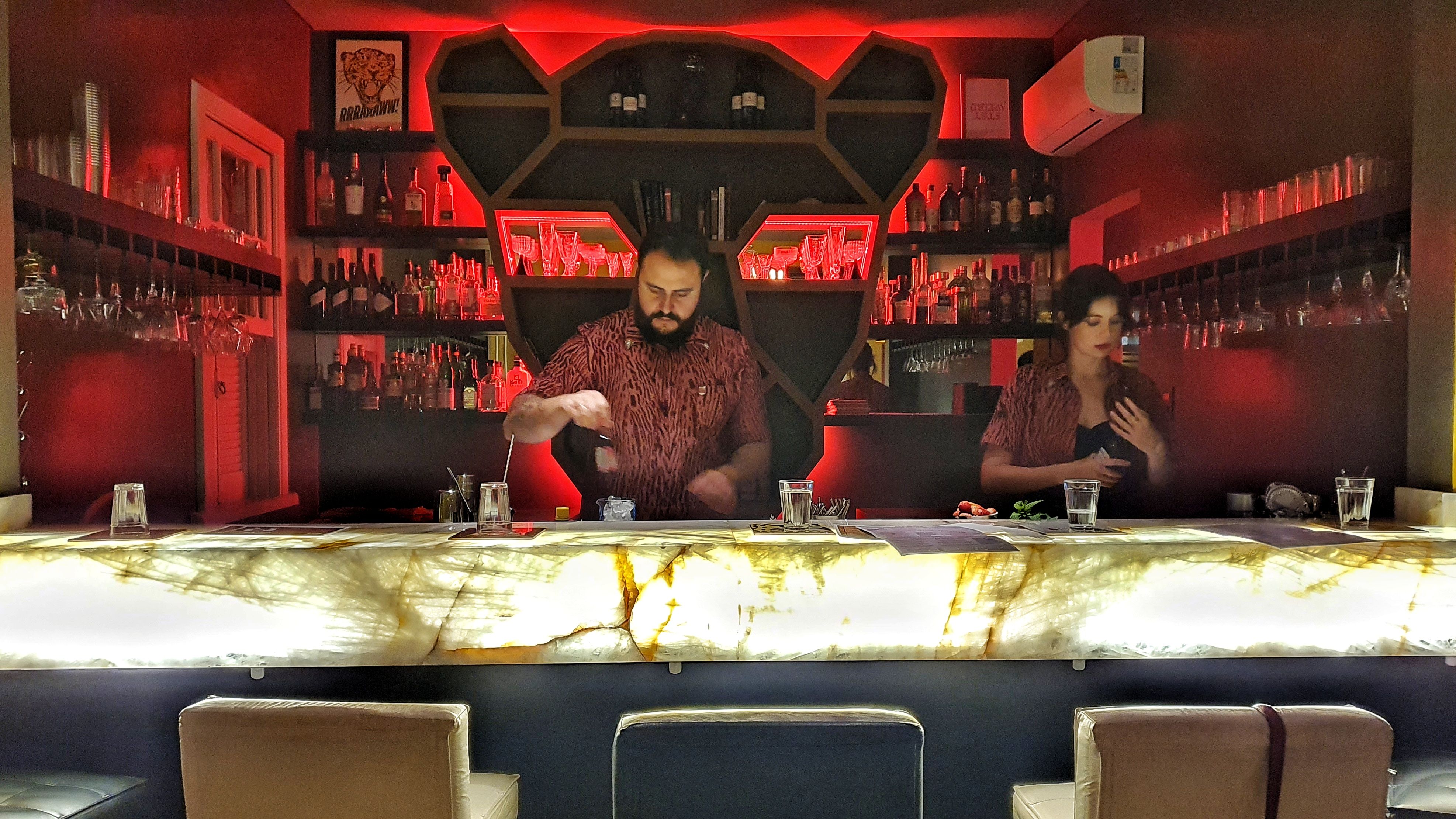Bar luminoso do Jaguara Bar, em Curitiba