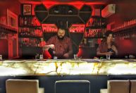 Com bom humor e bons drinques, Jaguara diverte a cena noturna de Curitiba