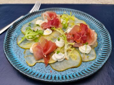 Carpaccio de pera com presunto cru e queijo de cabra da Casa Marambaia