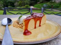 Tarta basca com calda de goiabada e sorvete de queijo