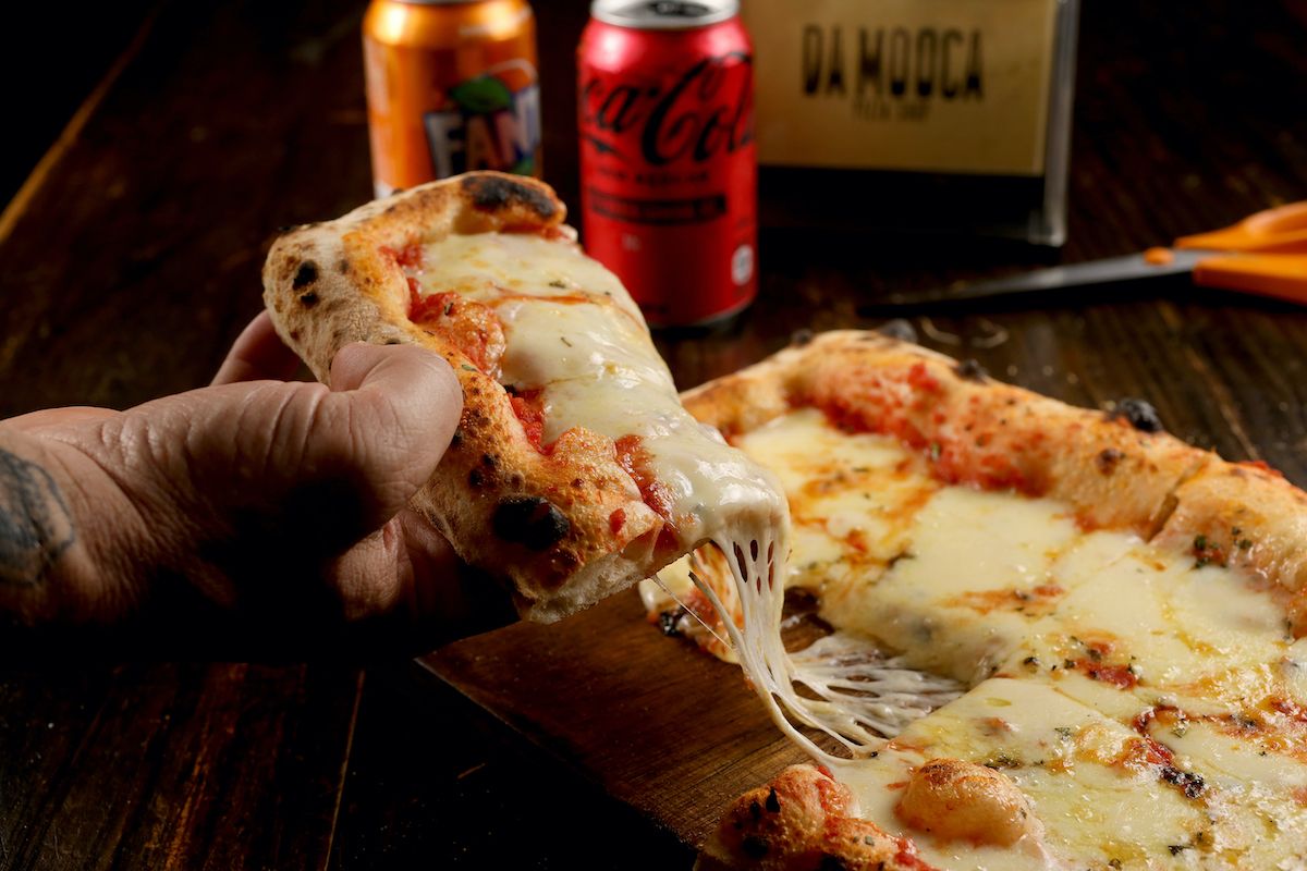 Da Mooca vende pizza em pedaços para comer com as mãos / Daniel Cancini