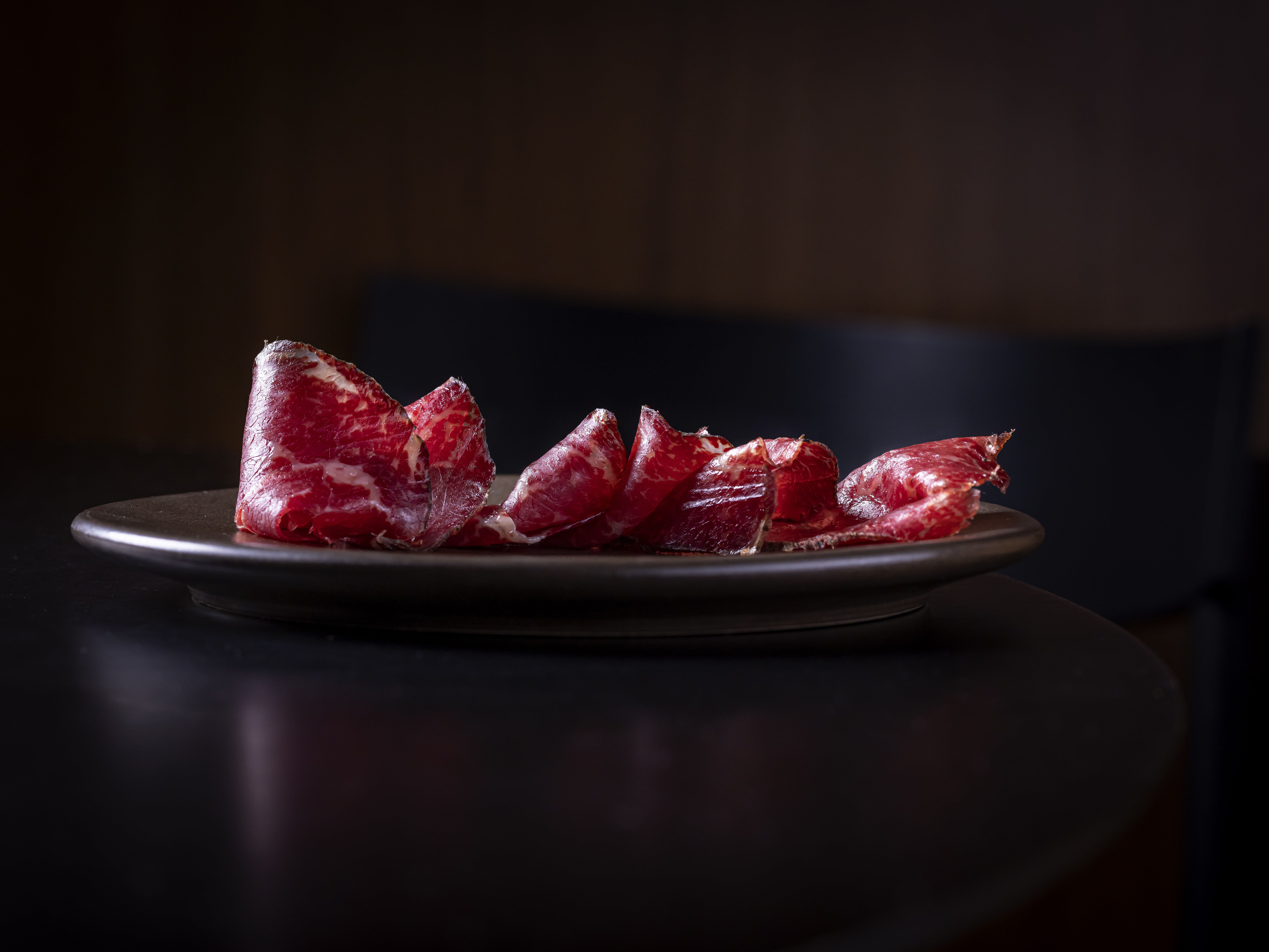 Bresaola produzido no restaurante Donna, do chef André Mifano / Mário Rodrigues