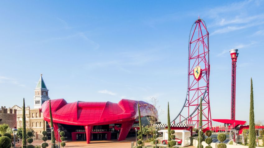 Espaço interativo e montanha-russa Red Force no parque Ferrari Land, no PortAventura World  • PortAventura World