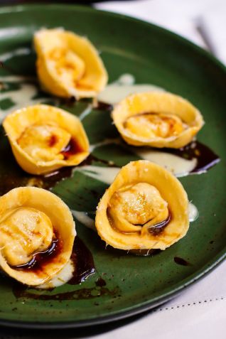 Tortelloni, fechado à laminute, guarda com quatro dobras o recheio de vitela, mascarpone e limão siciliano / Divulgação
