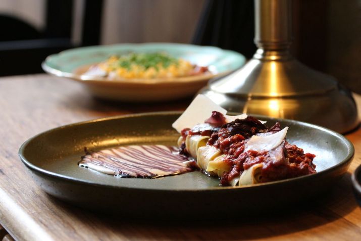 Pappardele com ragu e fonduta de parmesão / Divulgação